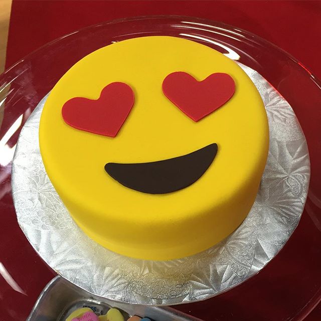 SMY004 - Smiley Cake