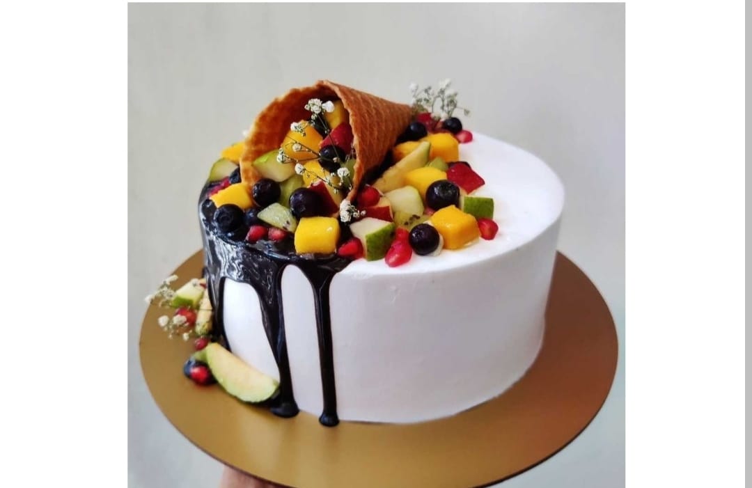 white color Fruit cake